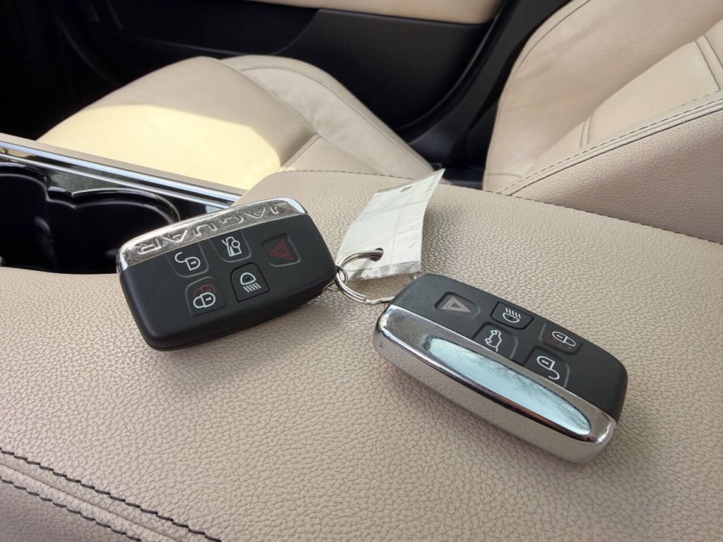 2017 Jaguar XE Image 45