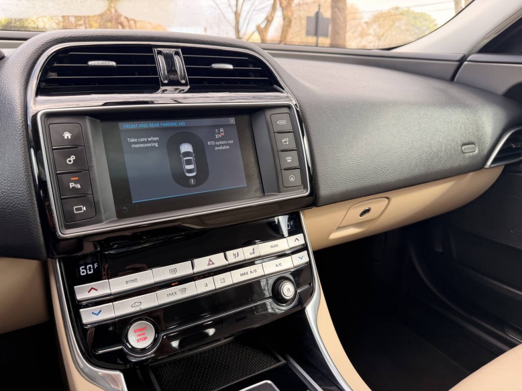 2017 Jaguar XE Image 46