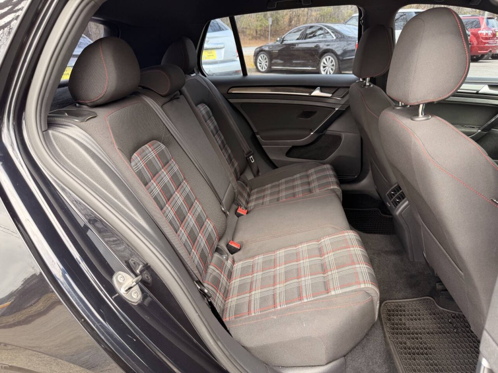2015 Volkswagen GTI Image 11