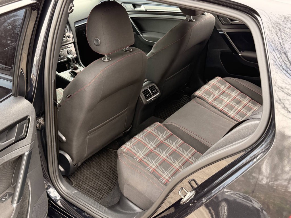 2015 Volkswagen GTI Image 12