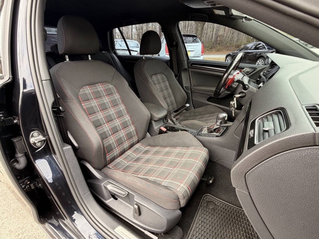 2015 Volkswagen GTI Image 23