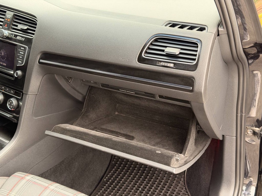 2015 Volkswagen GTI Image 28