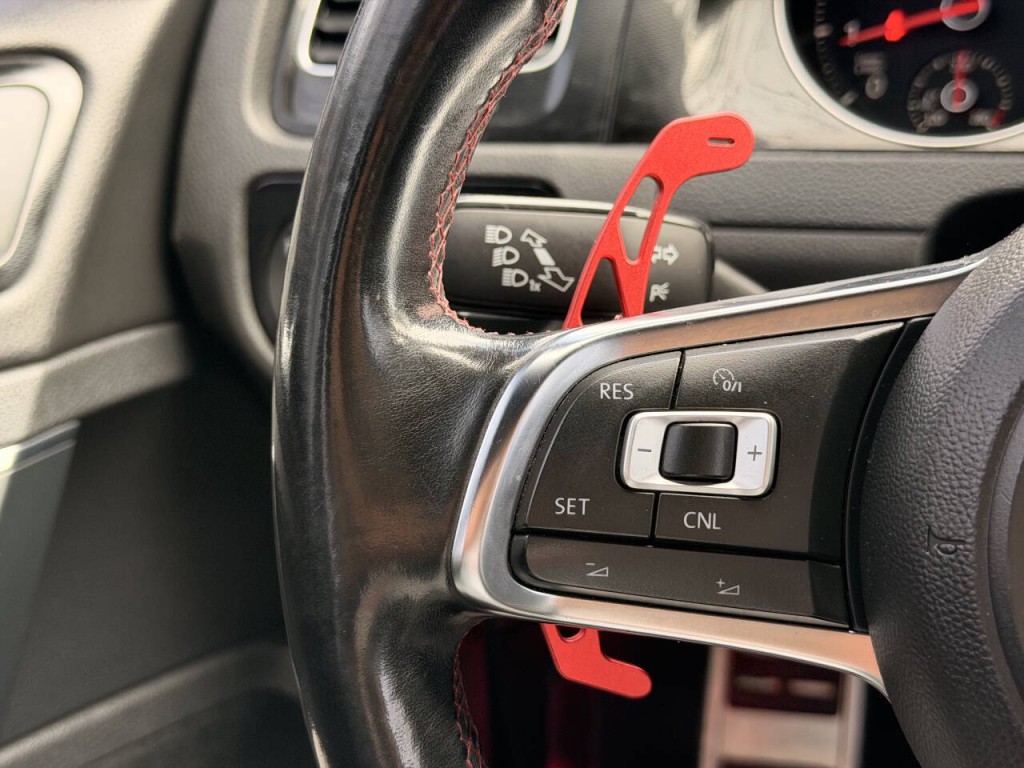 2015 Volkswagen GTI Image 32