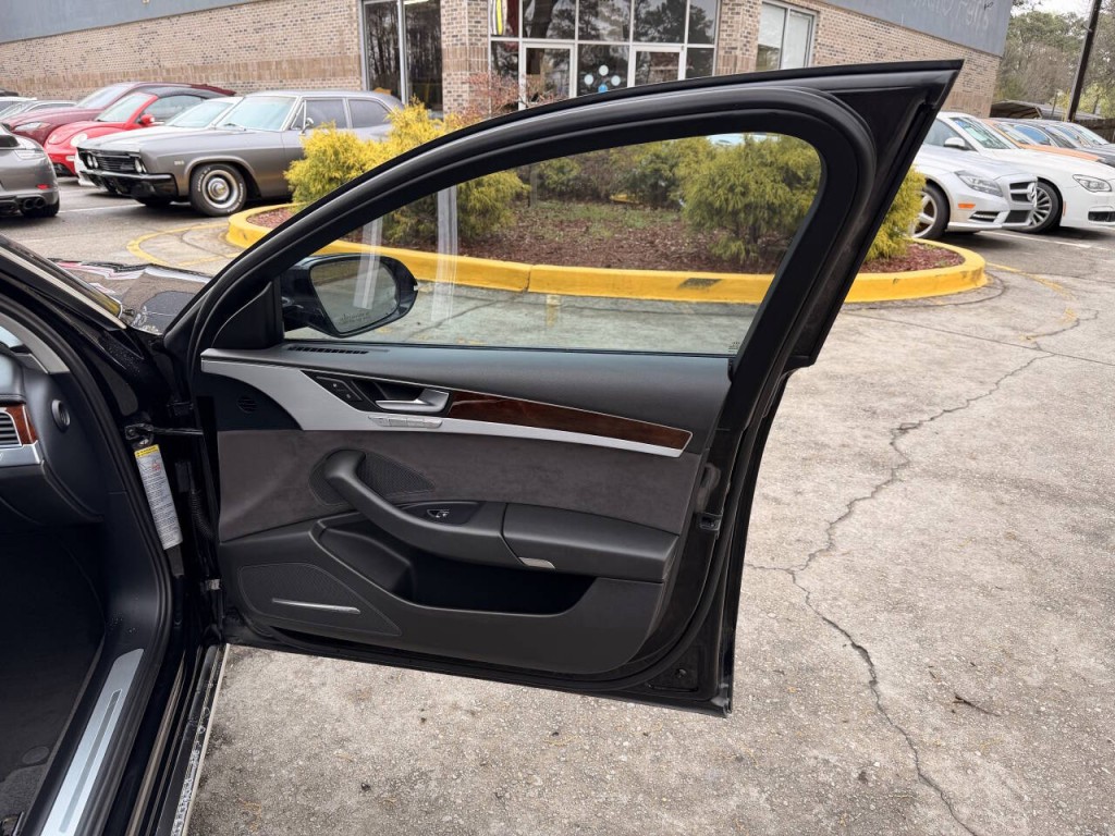 2013 Audi A8 Image 21