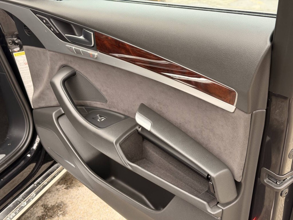 2013 Audi A8 Image 22