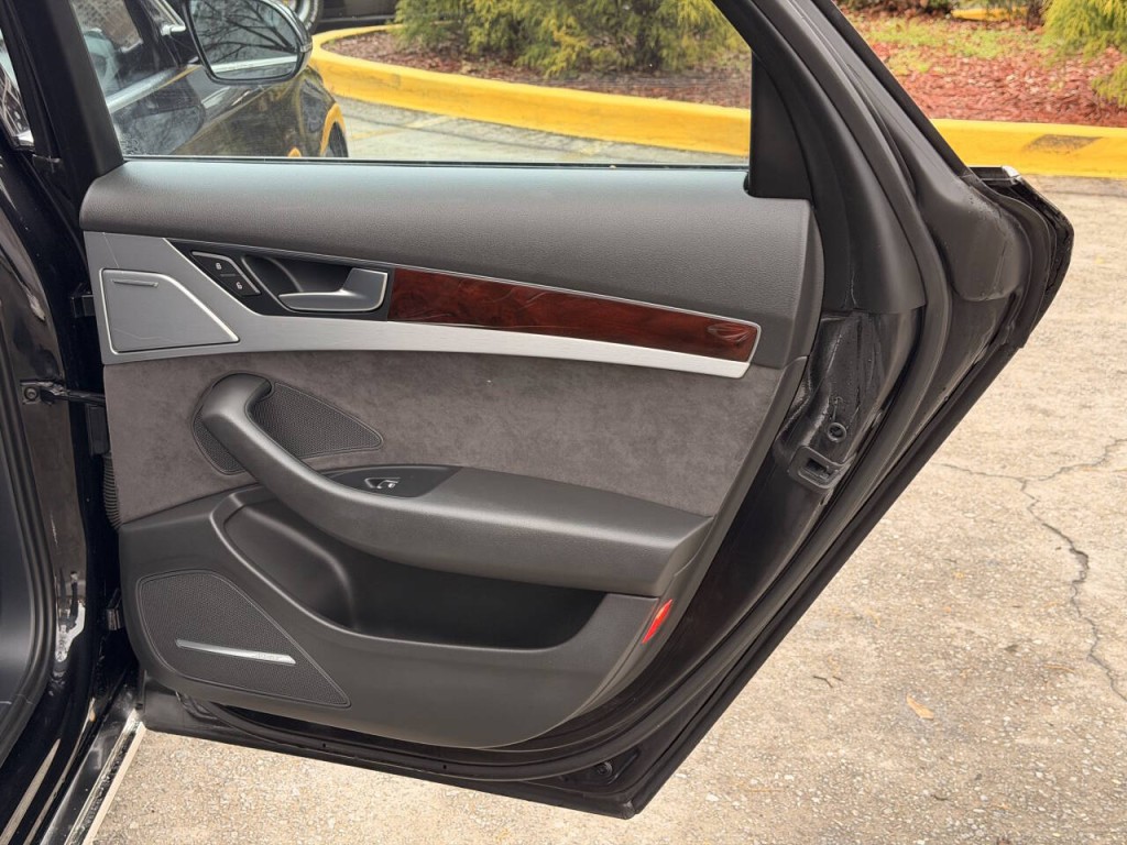 2013 Audi A8 Image 24