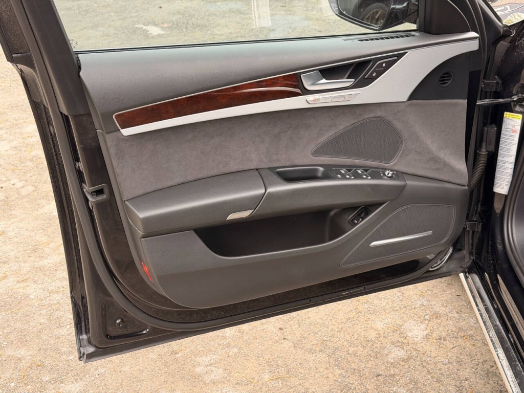 2013 Audi A8 Image 32