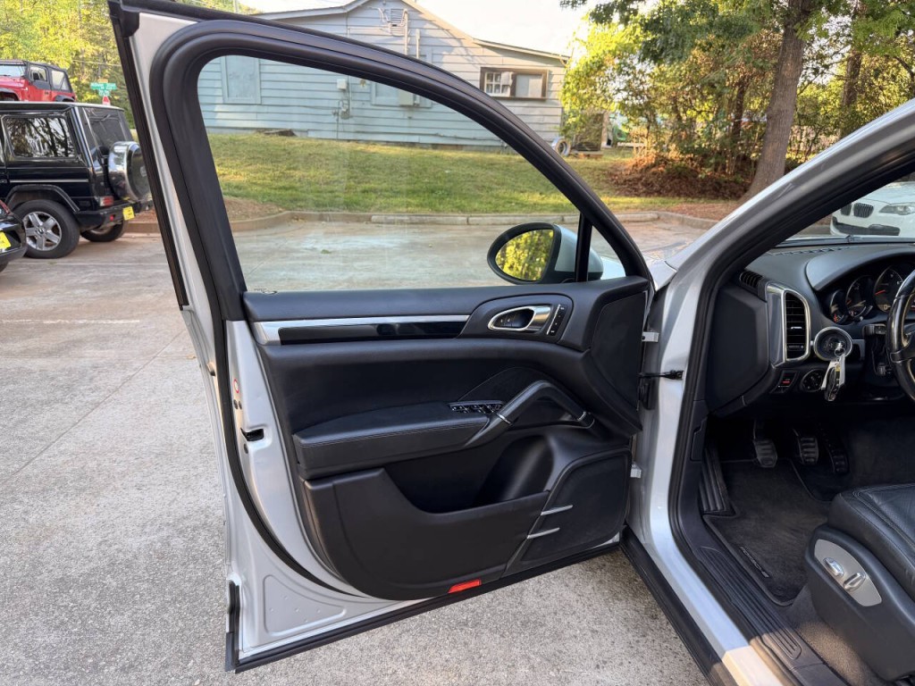 2012 Porsche Cayenne Image 16