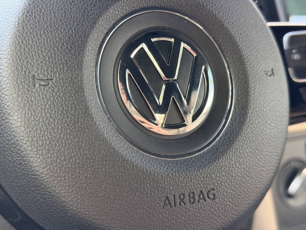 2015 Volkswagen Beetle Image 42
