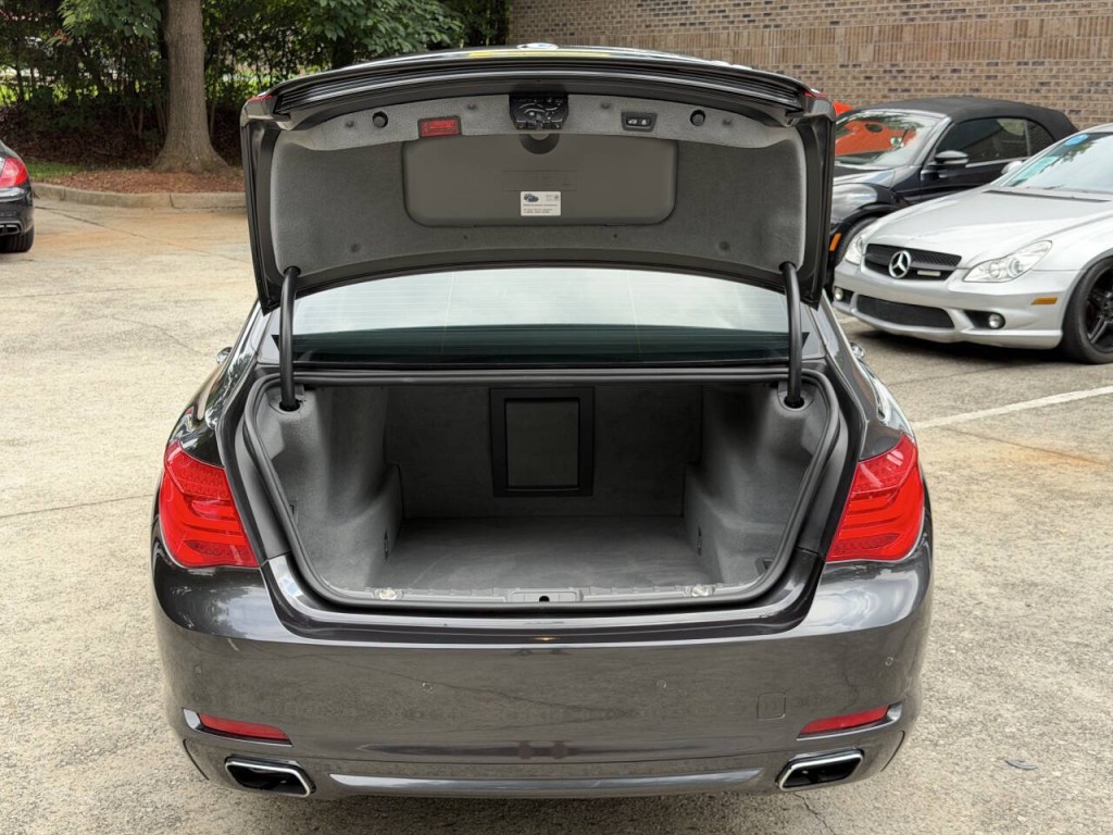 2010 BMW 7 Series Image 18
