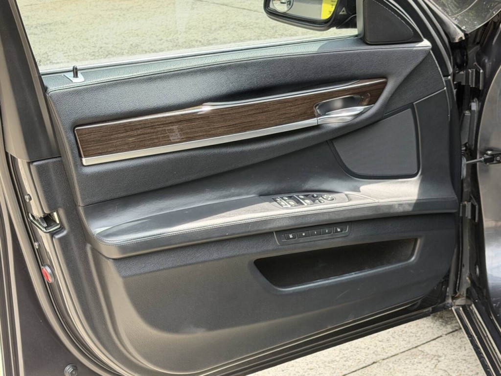 2010 BMW 7 Series Image 24