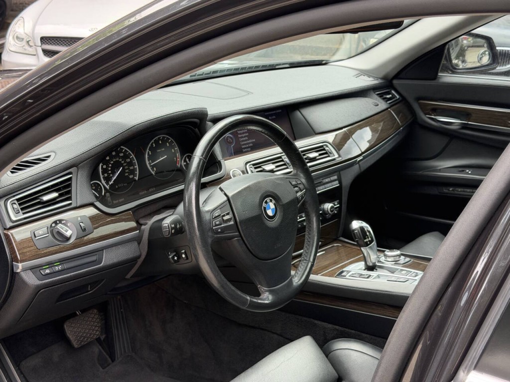 2010 BMW 7 Series Image 25