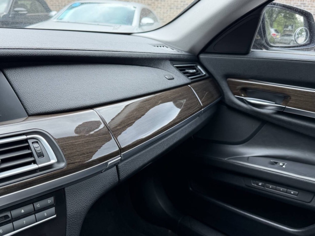 2010 BMW 7 Series Image 35