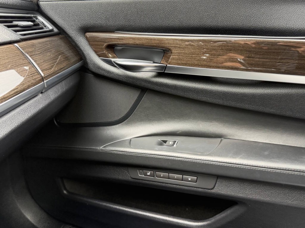 2010 BMW 7 Series Image 37