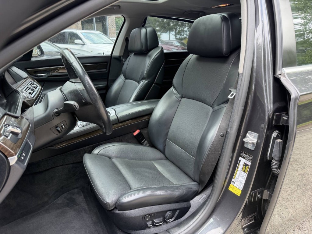 2010 BMW 7 Series Image 41