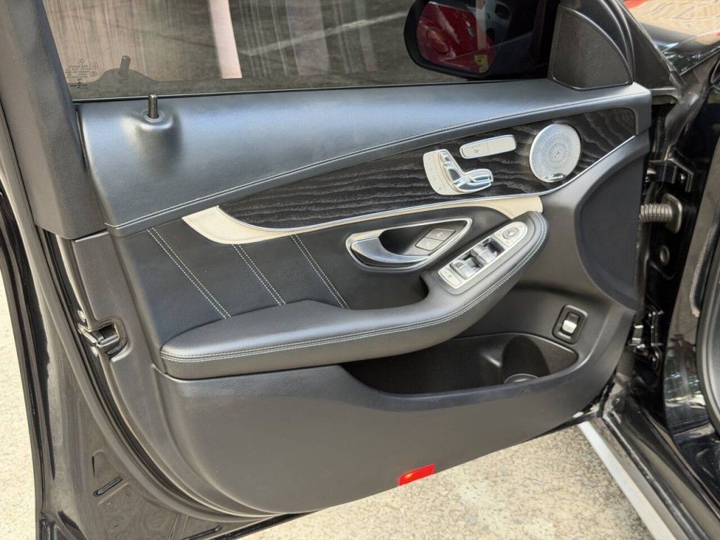 2016 Mercedes-Benz C-Class Image 25