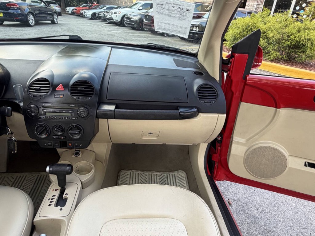 2005 Volkswagen Beetle Image 24