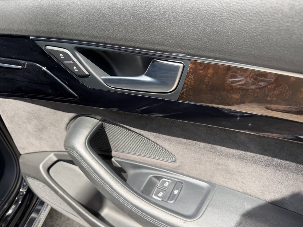 2012 Audi A8 Image 12