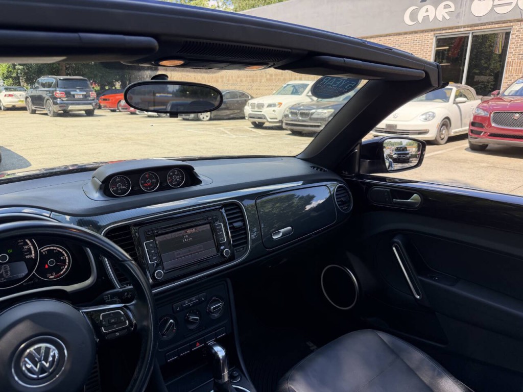 2013 Volkswagen Beetle Image 24
