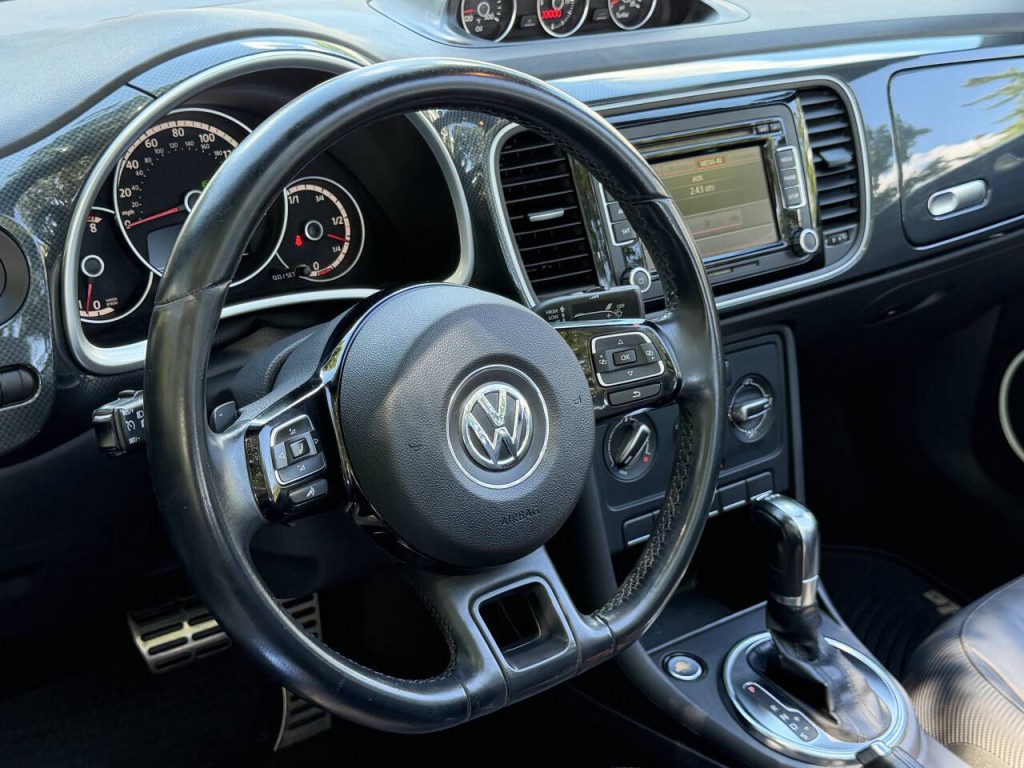 2013 Volkswagen Beetle Image 25