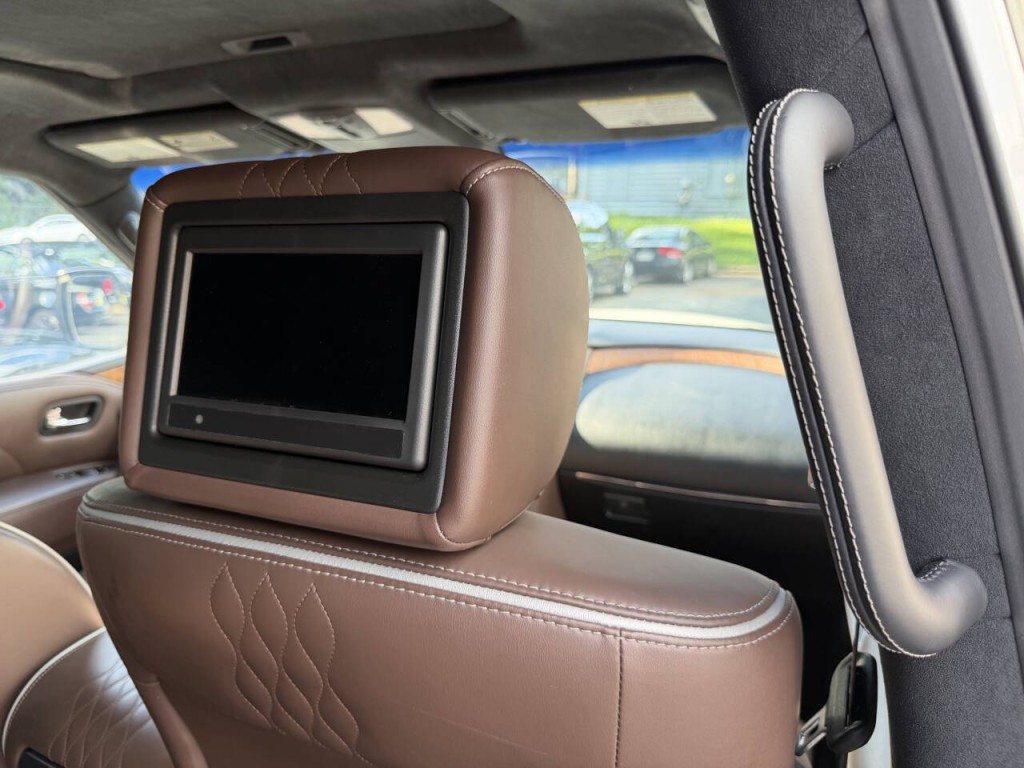 2017 INFINITI QX80 Image 19