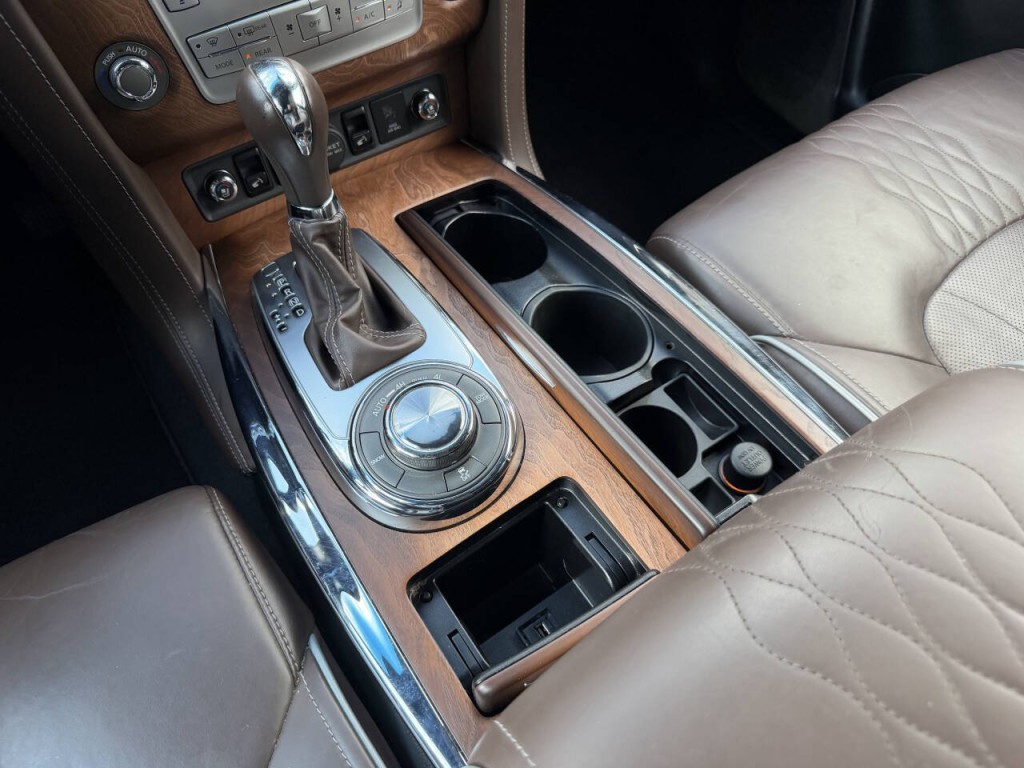 2017 INFINITI QX80 Image 24