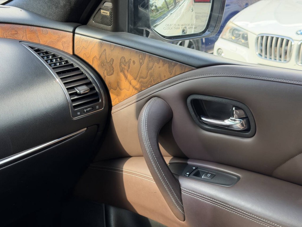 2017 INFINITI QX80 Image 25
