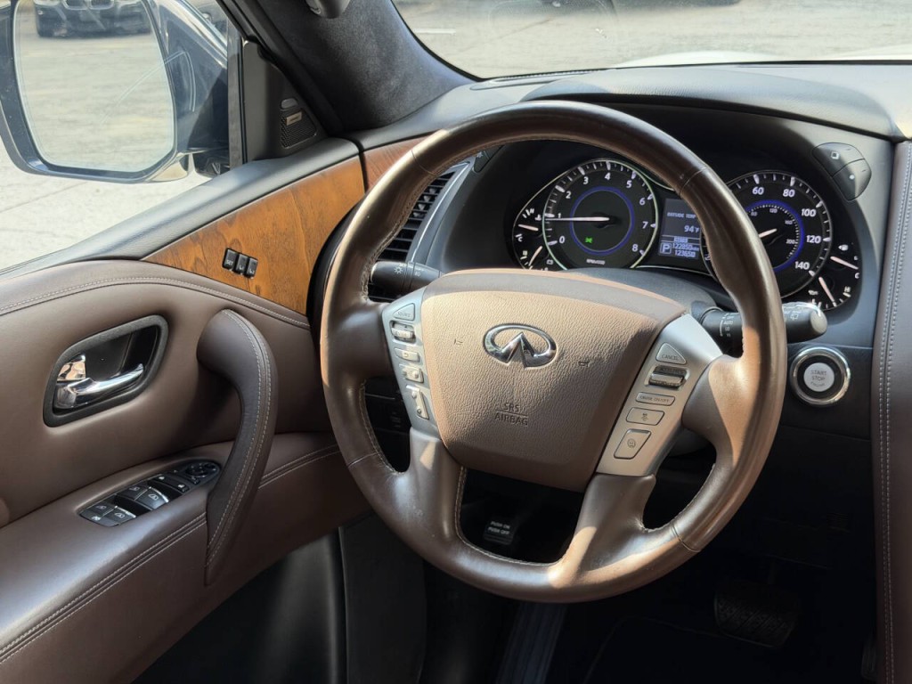 2017 INFINITI QX80 Image 26