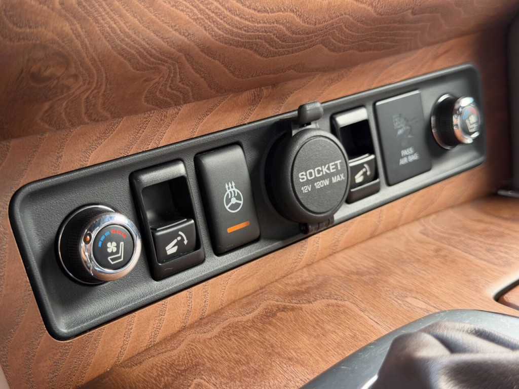 2017 INFINITI QX80 Image 32