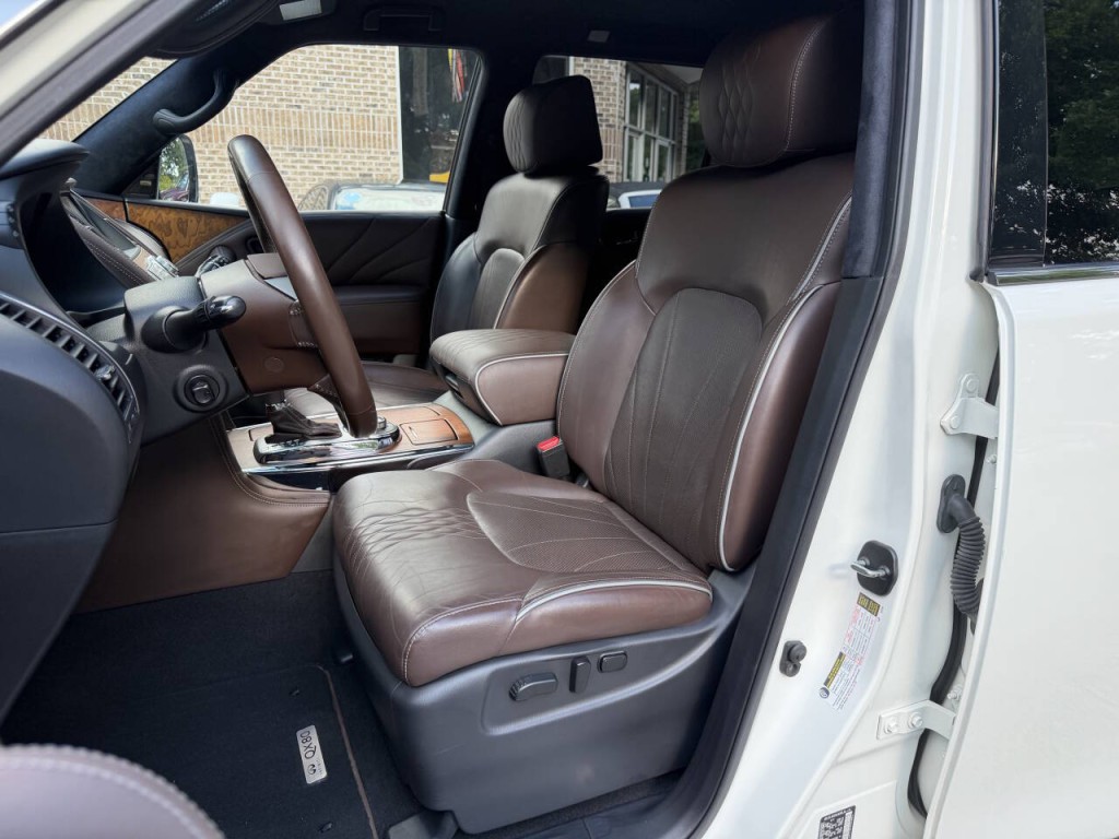 2017 INFINITI QX80 Image 36