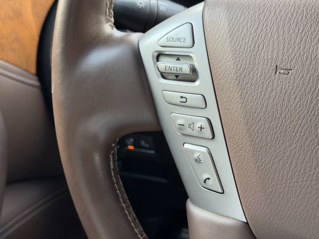 2017 INFINITI QX80 Image 38