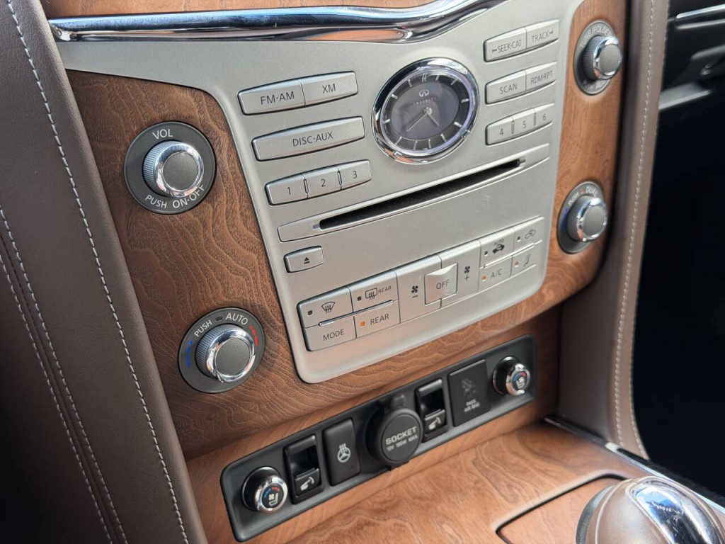 2017 INFINITI QX80 Image 42