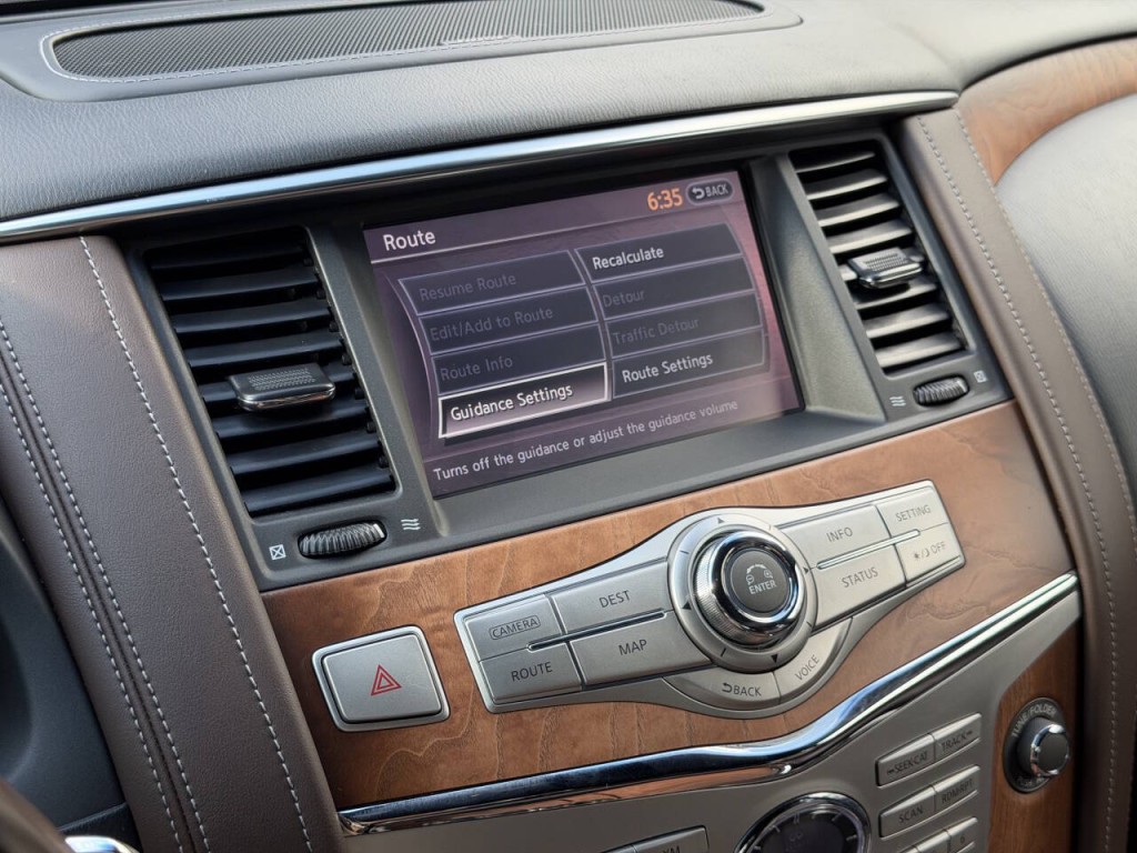 2017 INFINITI QX80 Image 45