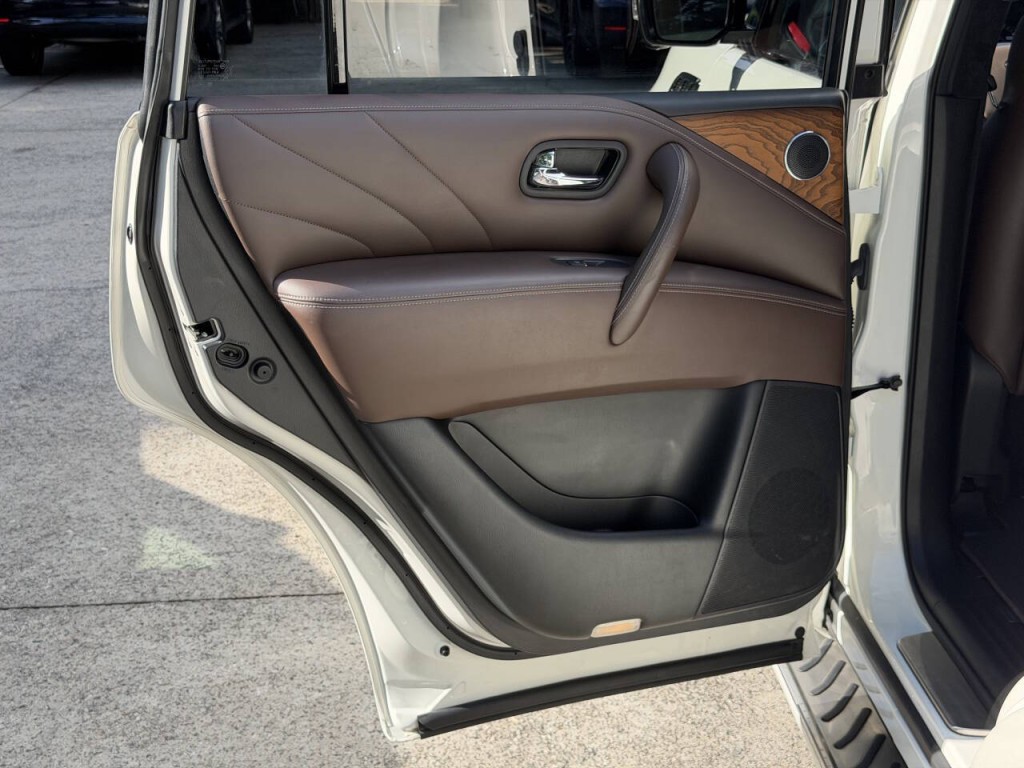 2017 INFINITI QX80 Image 60