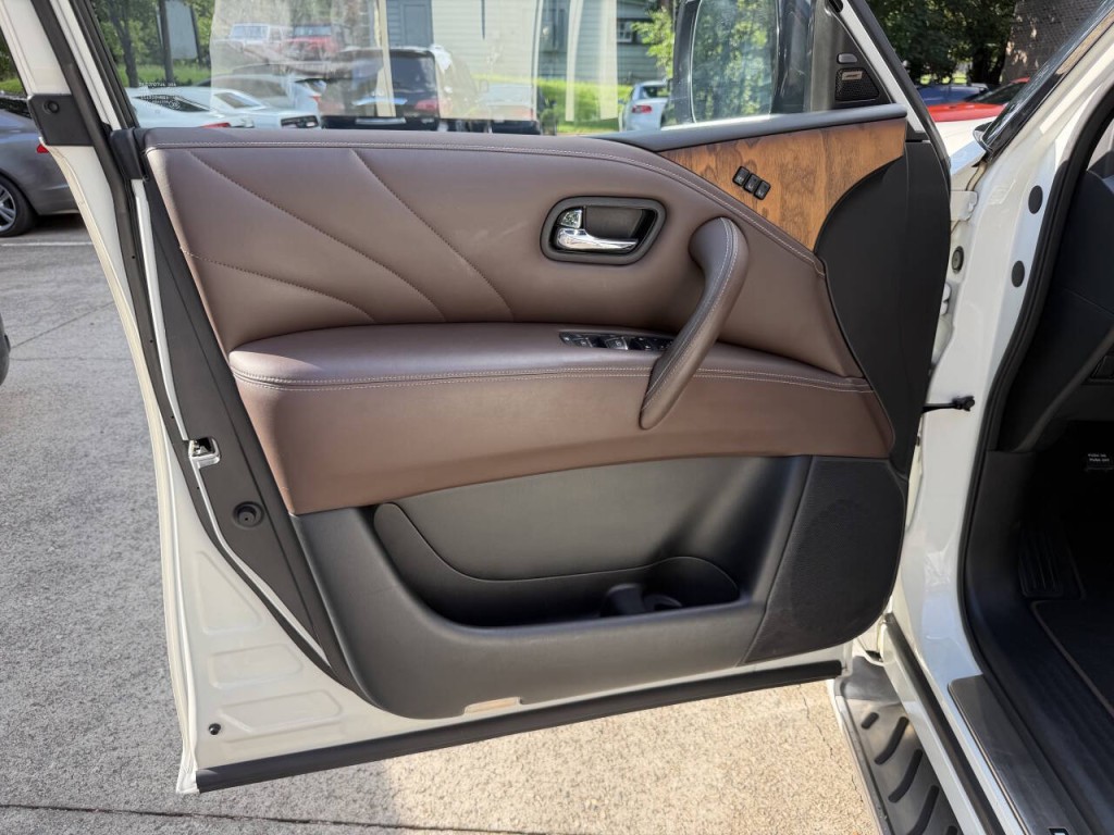 2017 INFINITI QX80 Image 65