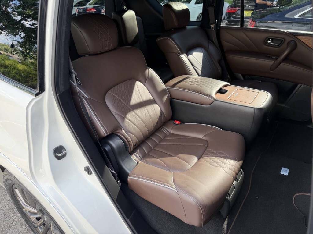 2017 INFINITI QX80 Image 2