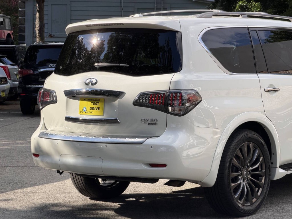 2017 INFINITI QX80 Image 13
