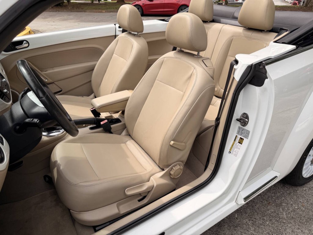 2014 Volkswagen Beetle Image 8