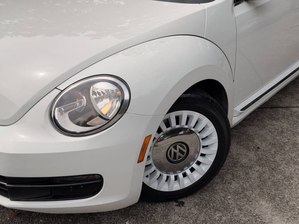 2014 Volkswagen Beetle Image 9