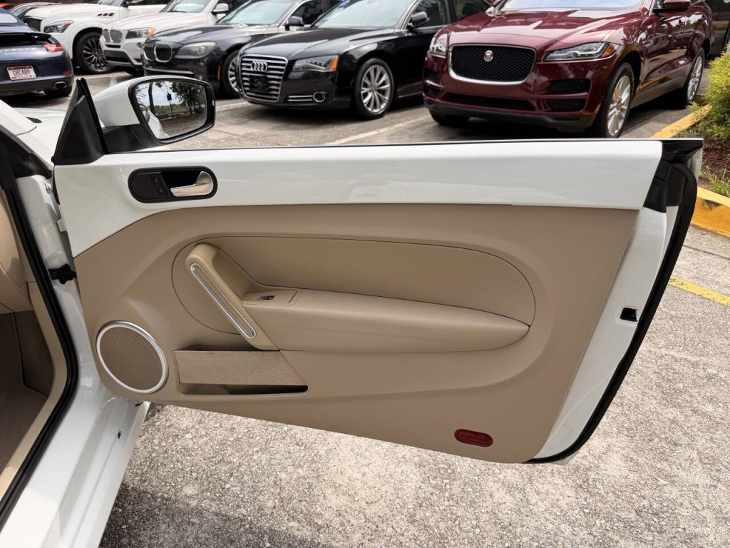 2014 Volkswagen Beetle Image 22