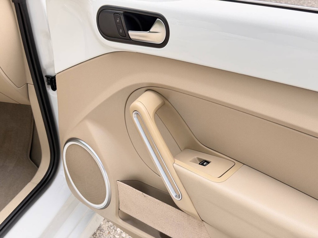 2014 Volkswagen Beetle Image 24