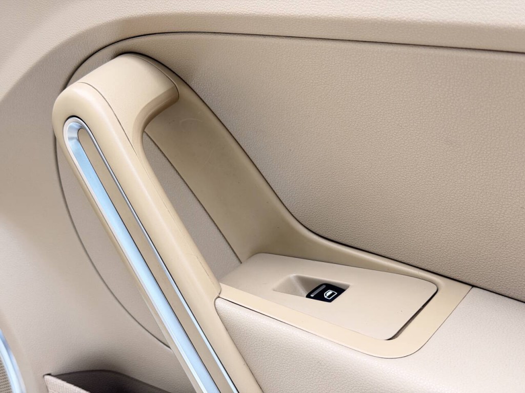 2014 Volkswagen Beetle Image 25