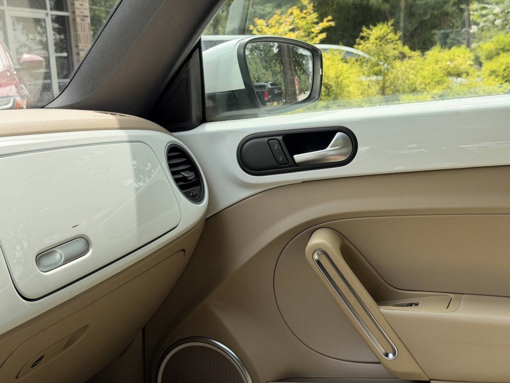 2014 Volkswagen Beetle Image 29