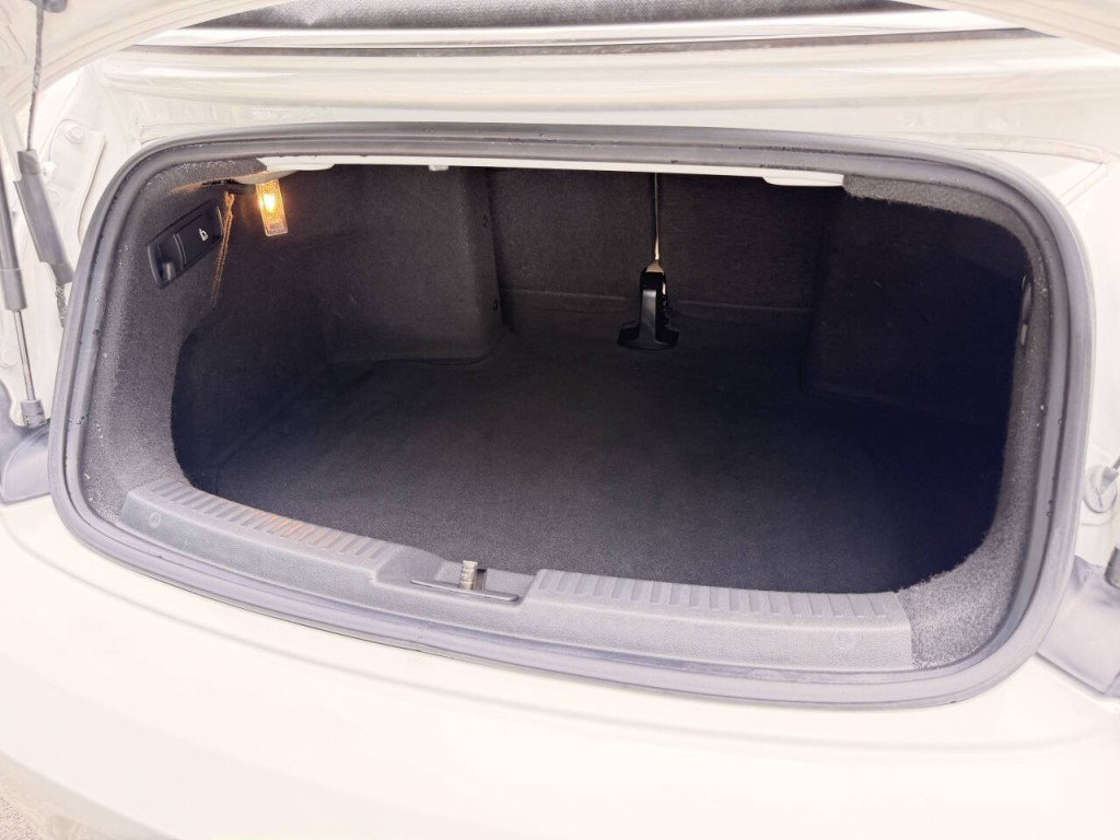 2014 Volkswagen Beetle Image 32