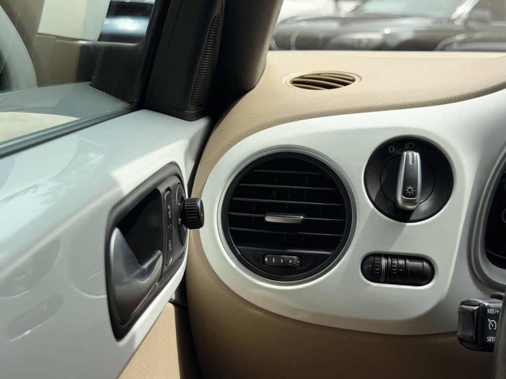 2014 Volkswagen Beetle Image 33