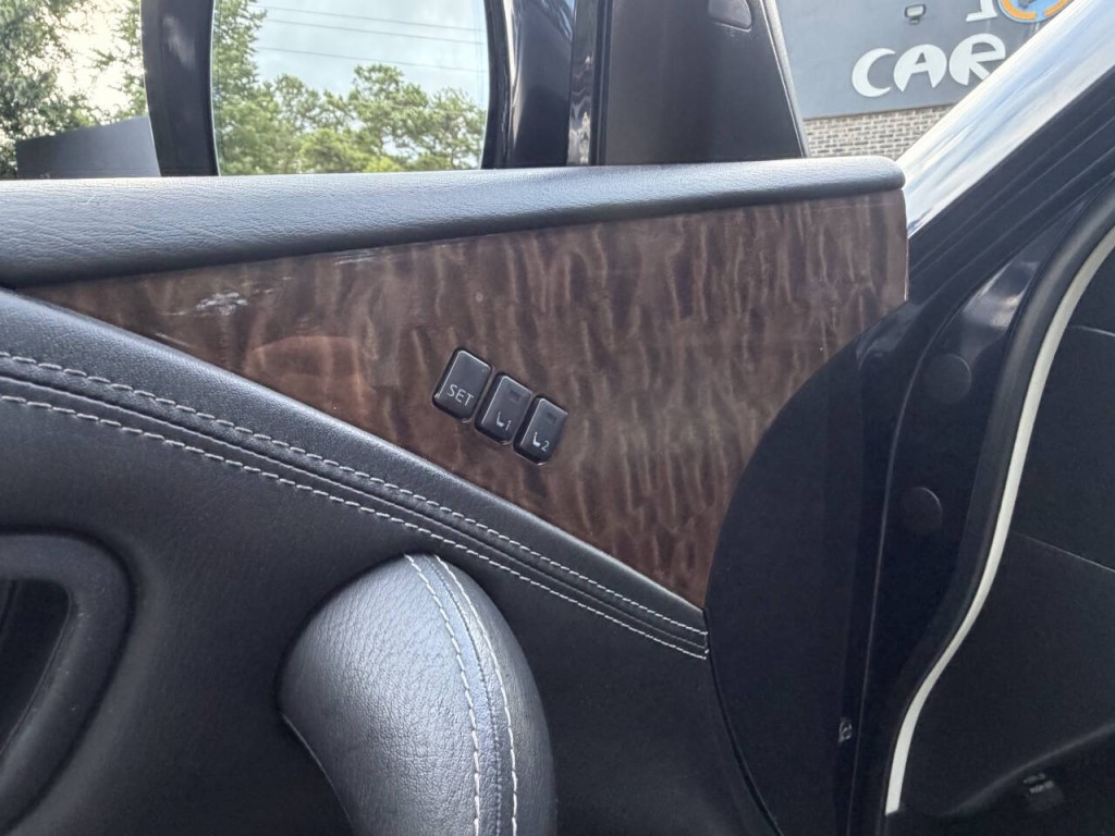 2017 Nissan Armada Image 37