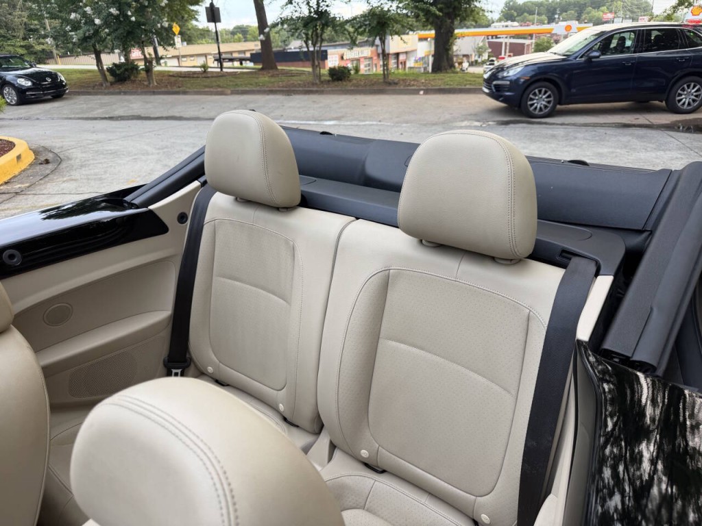 2016 Volkswagen Beetle Image 19