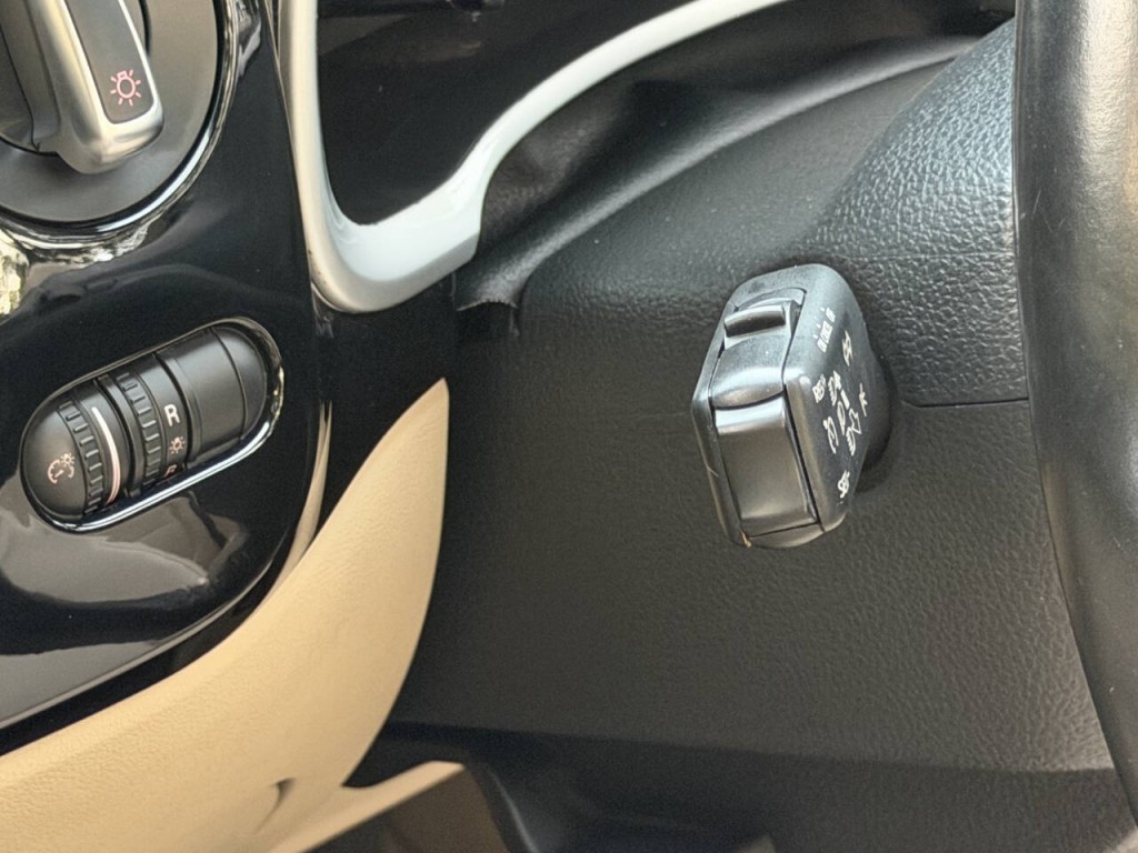 2016 Volkswagen Beetle Image 24