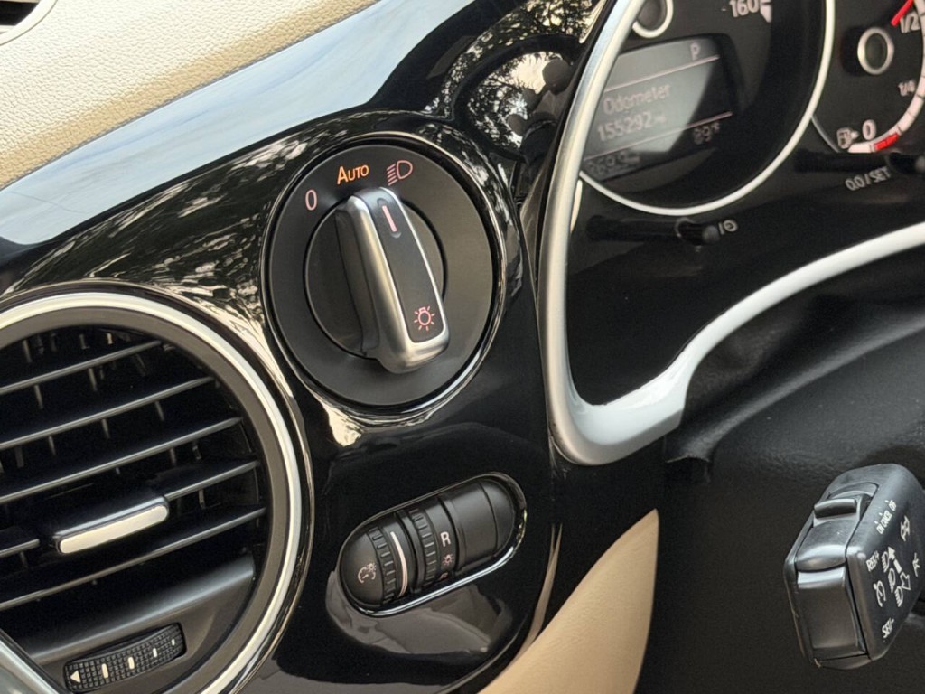 2016 Volkswagen Beetle Image 25