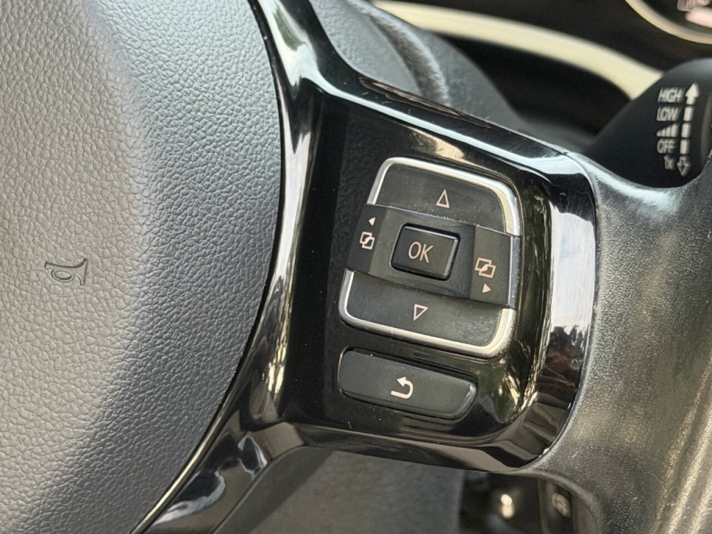 2016 Volkswagen Beetle Image 28